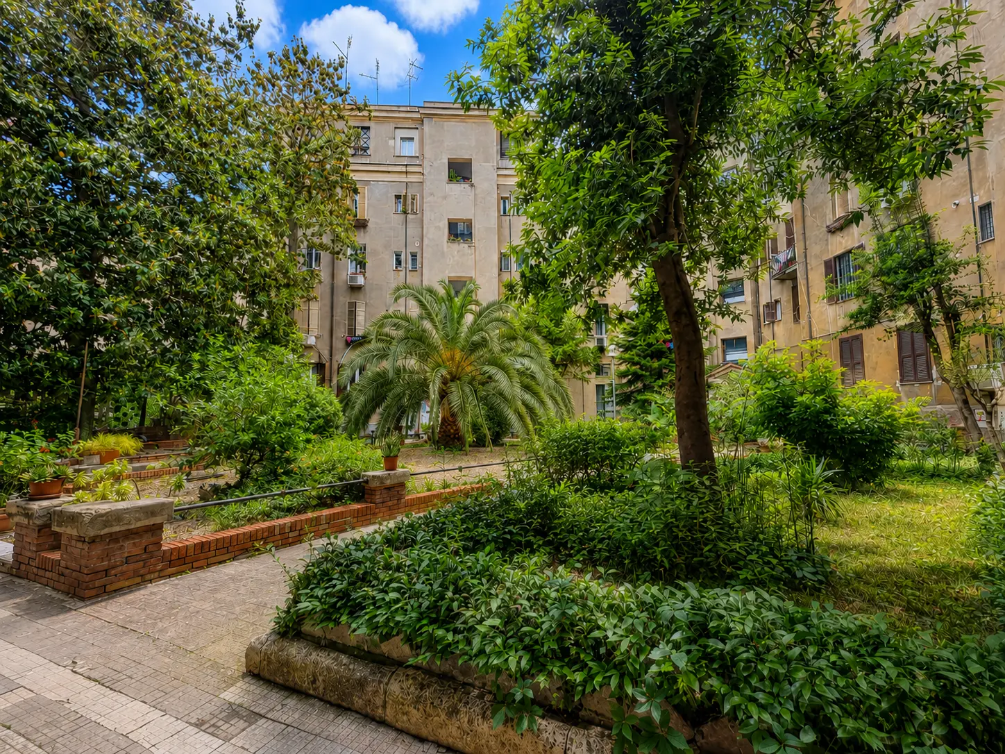 ローマのDeltis Boutique Apartmentsが入る歴史的建物の中庭